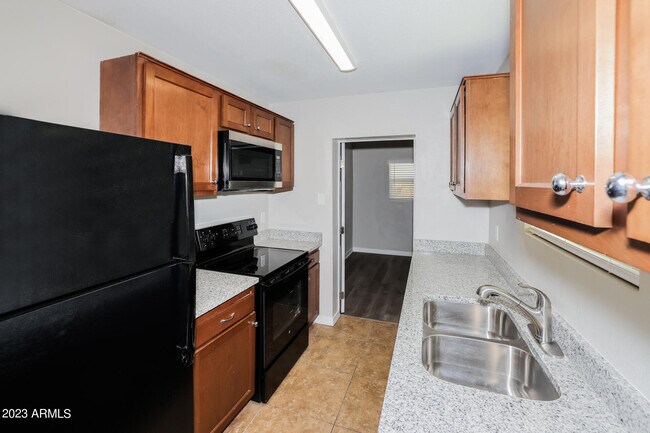 Building Photo - 5611 N 32nd Dr