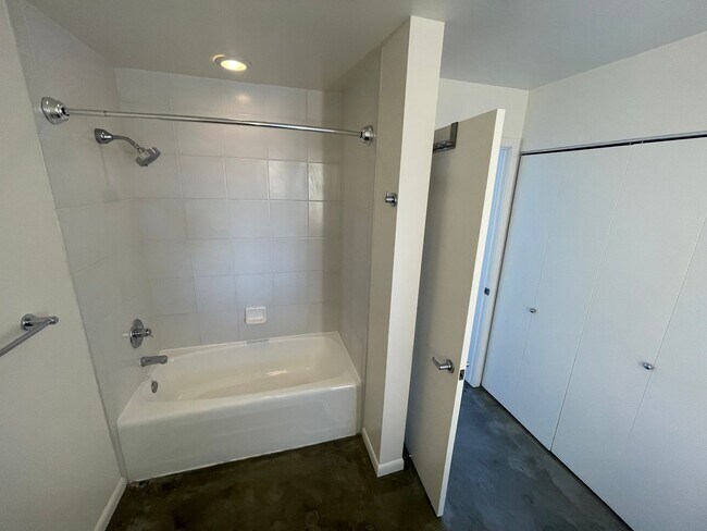 Building Photo - Sleek and Sophisticated: Upscale 1-Bdrm/2b...