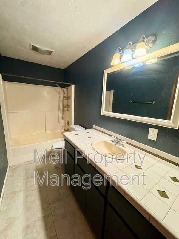 Building Photo - 10 Campfire Ct