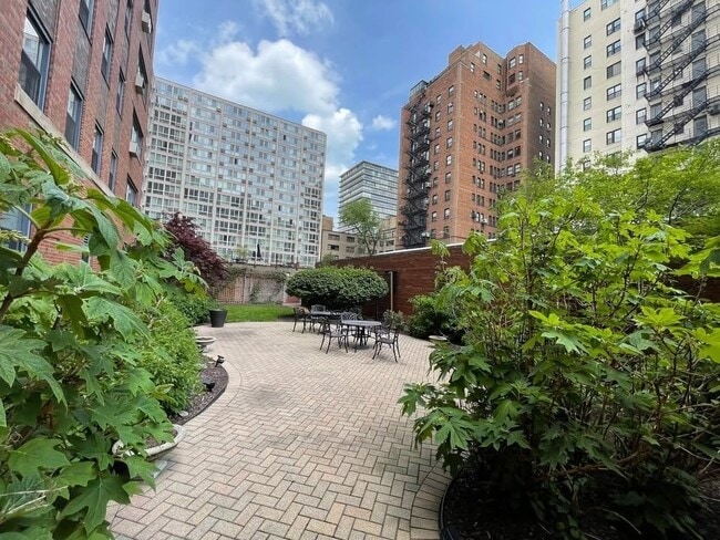 Building Photo - 2909 N Sheridan Rd