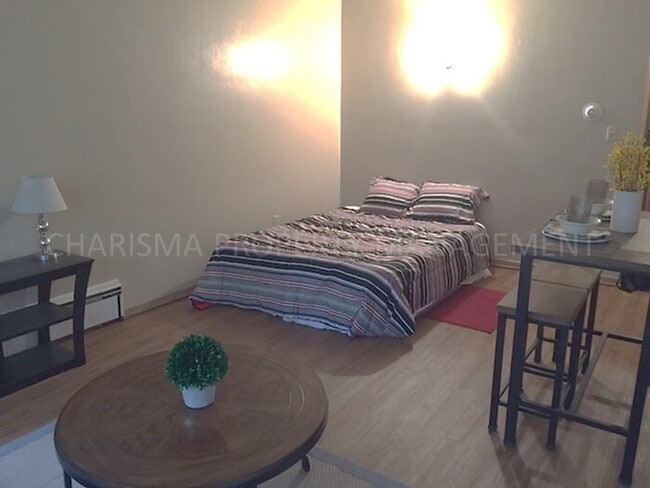 Building Photo - 700 S Summit Ave