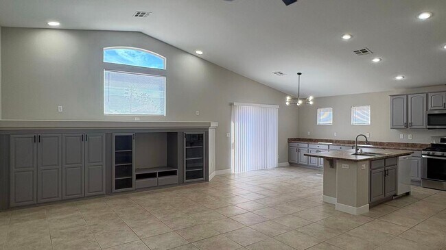 Building Photo - A Must See!!