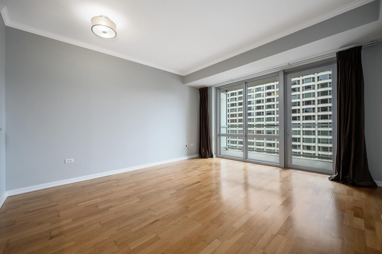 Living room - 160 E Illinois St