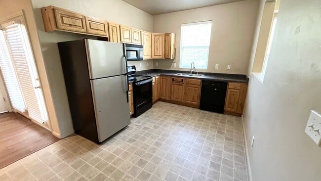 Building Photo - Coming Soon! 3 Bed/2.5 Bath in South Jordan
