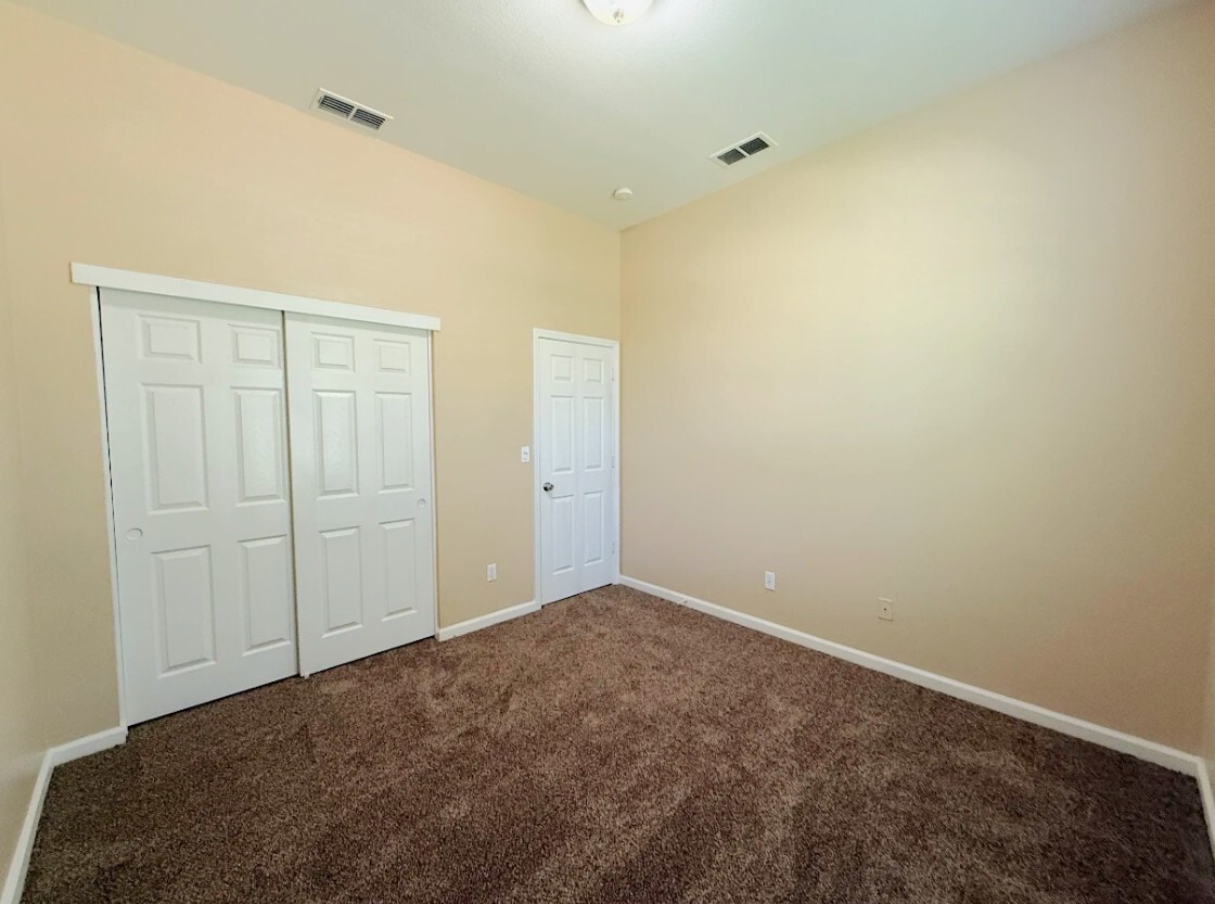 Building Photo - 405 Hearst Dr