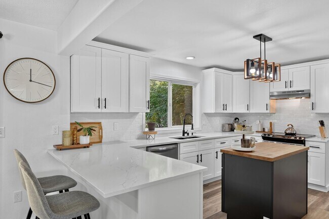 Building Photo - 10108 N Seminole Dr