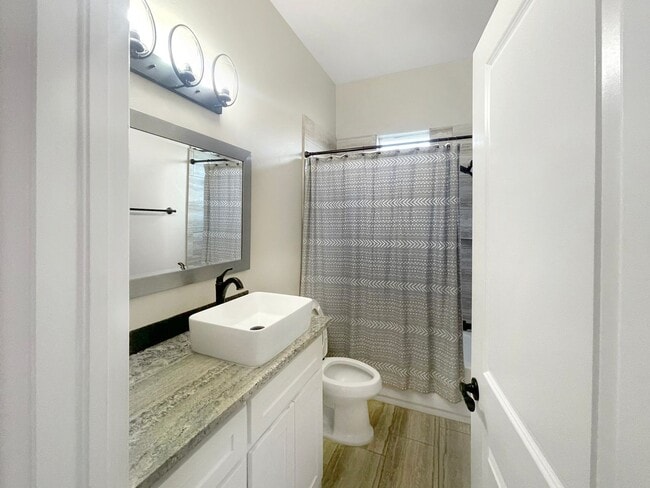 Building Photo - 1124 W Mesa Verde Dr