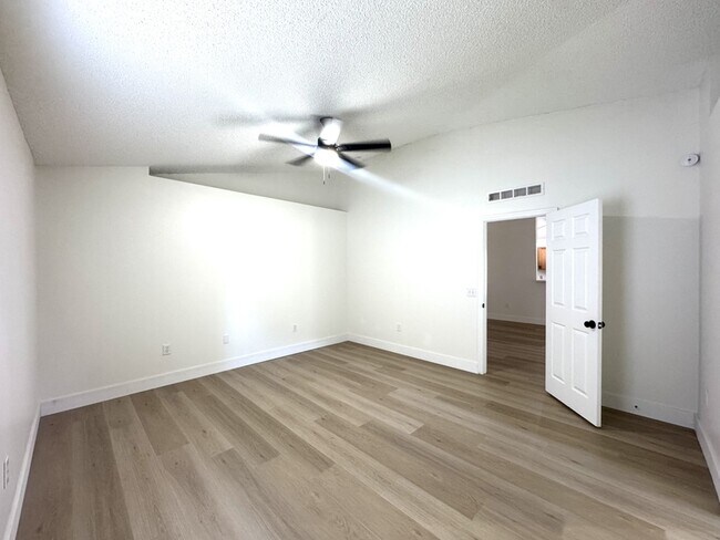 Building Photo - 964 Vanderbilt Dr