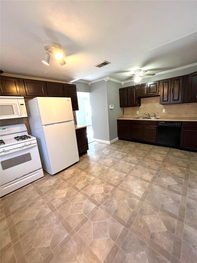 Building Photo - 13 Rusty Wil Dr