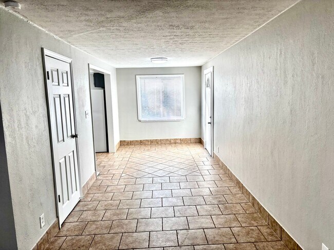 Building Photo - Spacious 3-Bed Townhome with Garage in Day...