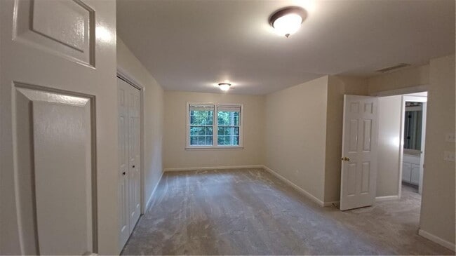 Building Photo - 5190 Southlake Dr