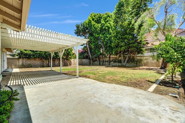Building Photo - 18096 Lemon St