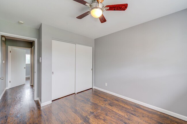 Building Photo - Gorgeous 2 Bedroom Condo with a Move-in Sp...