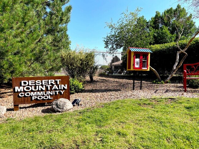Building Photo - High Desert Beauty! Community Pool!