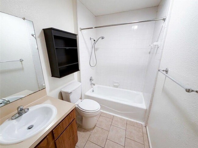 Building Photo - 8811 Pineridge Dr