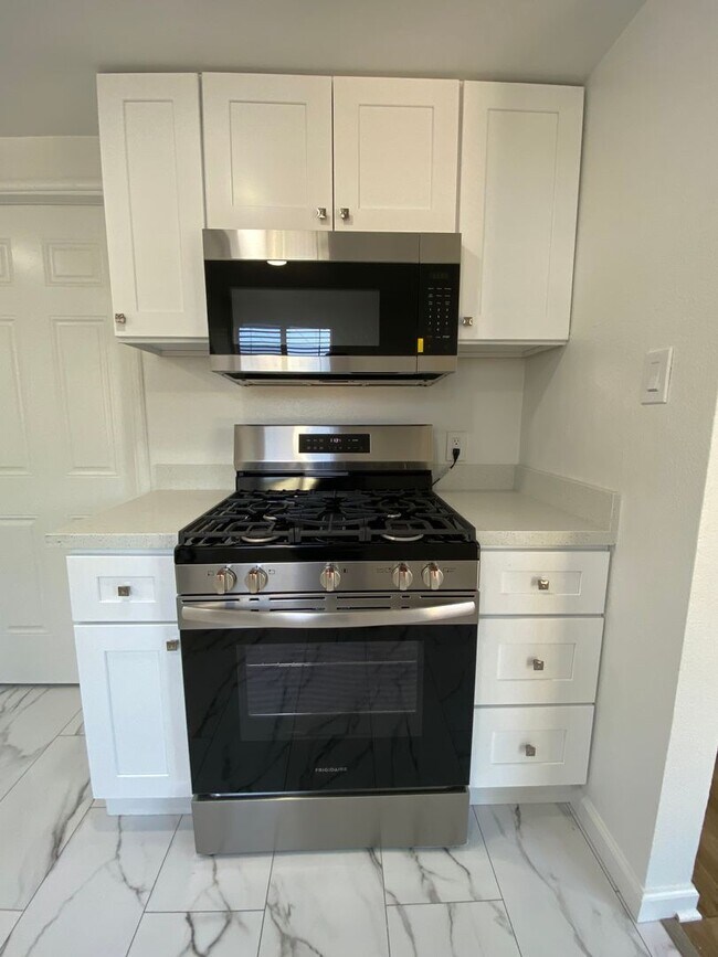 Building Photo - 3 BD/ 1BATH HOUSE LOCATED NEAR DOWNTOWN VA...