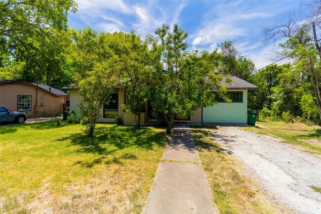Building Photo - 1423 Broadmoor Dr