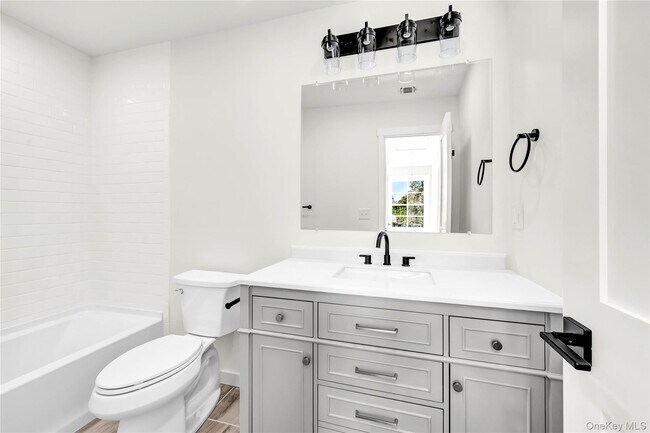 Building Photo - 670 E Main St