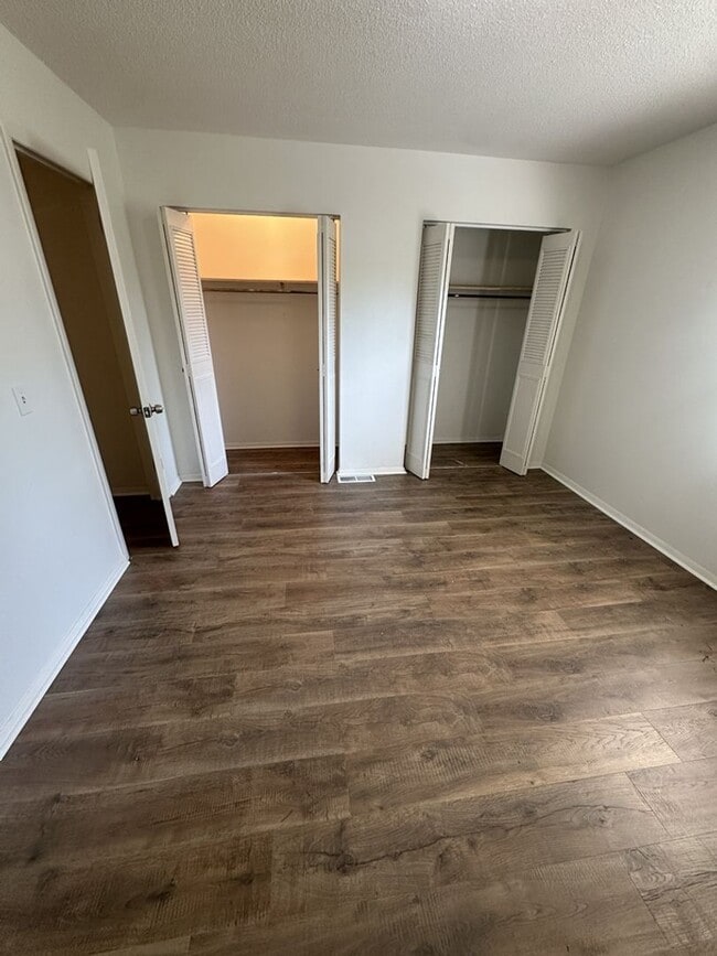 Building Photo - Freshly Renovated - 2 Bedroom | Pet Friendly