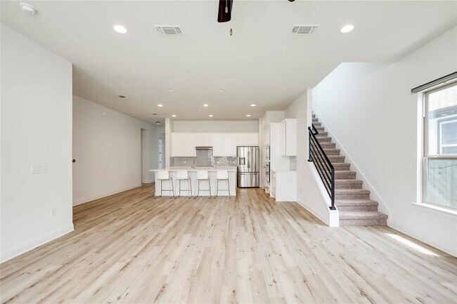 Building Photo - 9813 Evening Canopy Dr