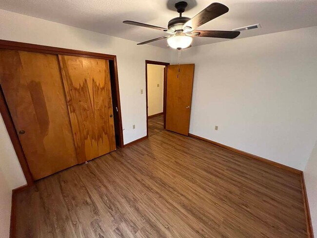 Building Photo - Baker's Historic Buffwood Subdivision, 3 bedroom, 2 bath home loaded with amenities