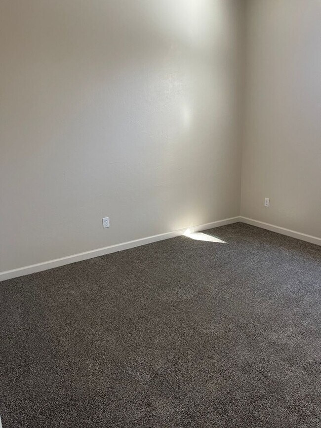 Building Photo - Spacious 4 bed 3 bath home