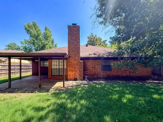 Building Photo - 3 Bedroom, 2 Bath Home in Burleson - Great Location!