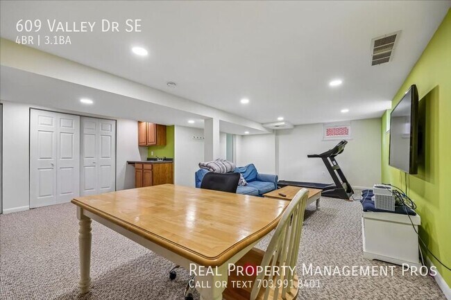 Building Photo - 609 Valley Dr SE