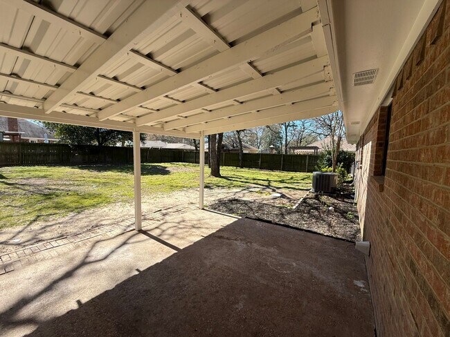 Building Photo - Available-Remodeled 3/2 with 4-Car Garage!