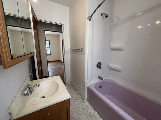 Building Photo - 2 Bedroom House for Rent