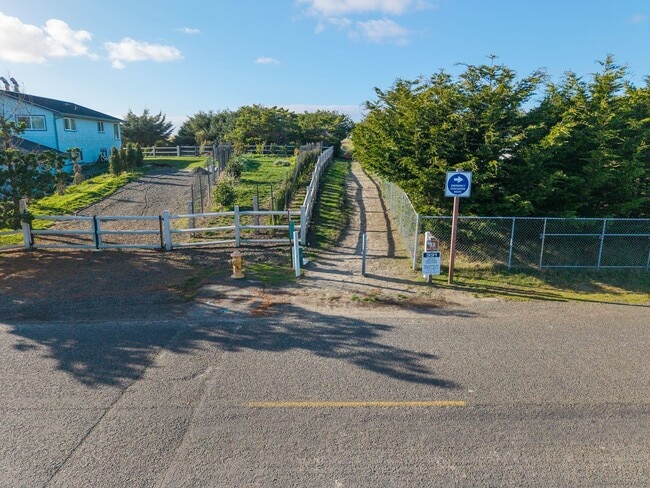 Building Photo - Ocean Park 2-Story Home, Deck with Views, ...
