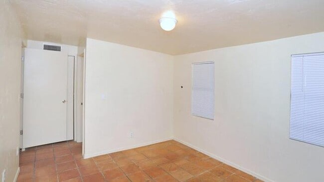 Building Photo - 4 bedroom/2 bath home on large lot near Alvernon/Grant!