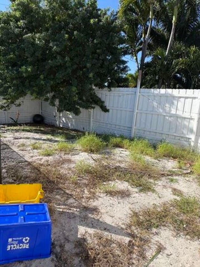 Building Photo - 1014 W Drew St