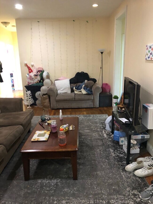 Building Photo - 4 BED RIGHT ACROSS FROM BOSTON UNIVERSITY!!   AVAIL 9/1 ~ HT/HW INCLUDED
