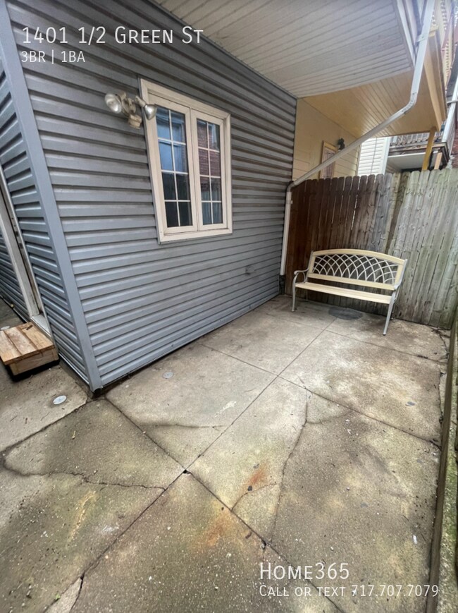 3 Bedroom, 1 Bathroom Located In The Heart... 1401 1/2 Green St