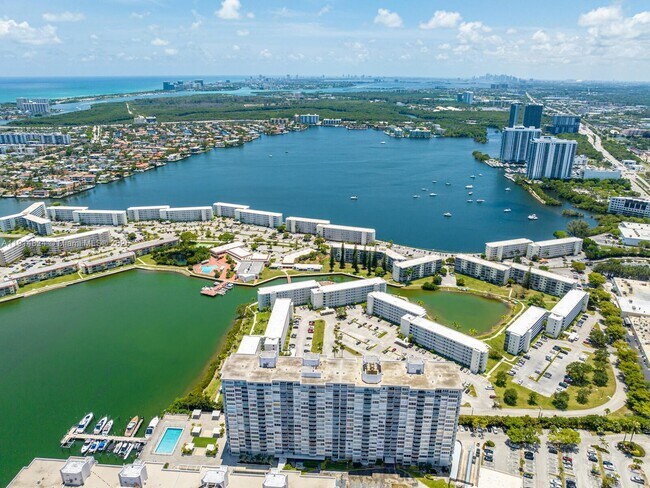 Building Photo - 18011 Biscayne Blvd