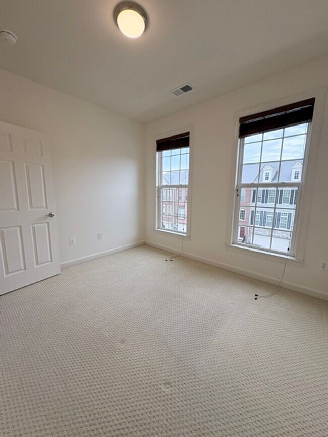 Building Photo - 121 Autumn View Dr