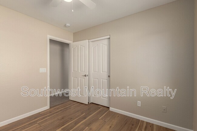 Building Photo - 3625 E Del Rio Dr