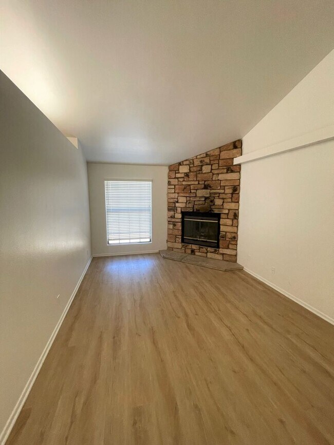 Building Photo - 620oak