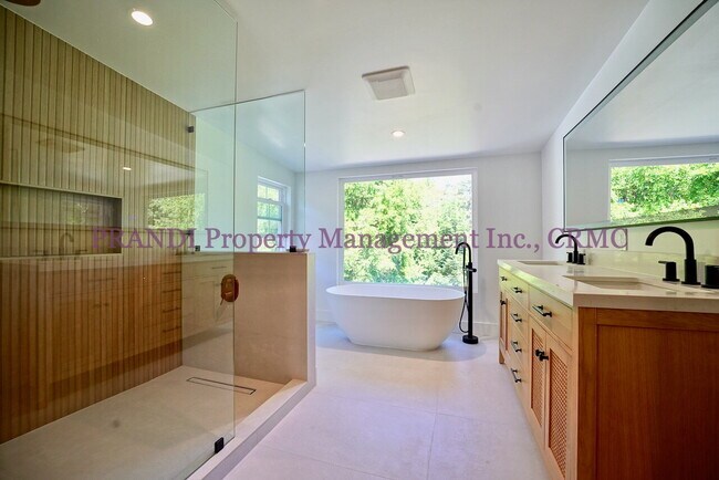 Building Photo - Classic, Modern and Private Home with Fres...