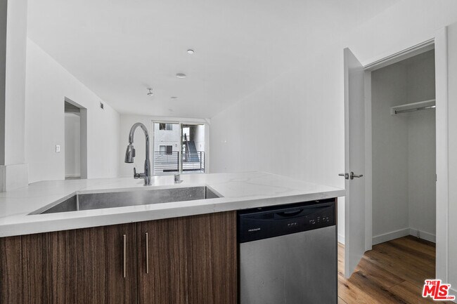 Building Photo - 5229 Willowcrest Ave