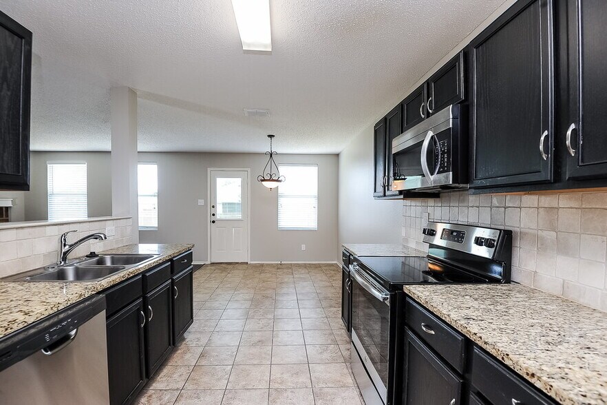 Building Photo - 2999 Fallbrook Dr