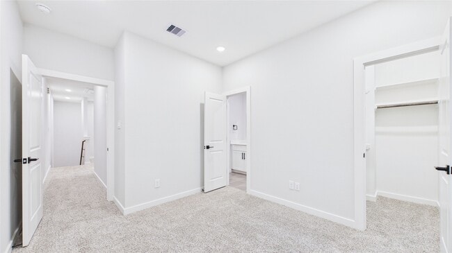 Building Photo - 5028 Creekmont Dr