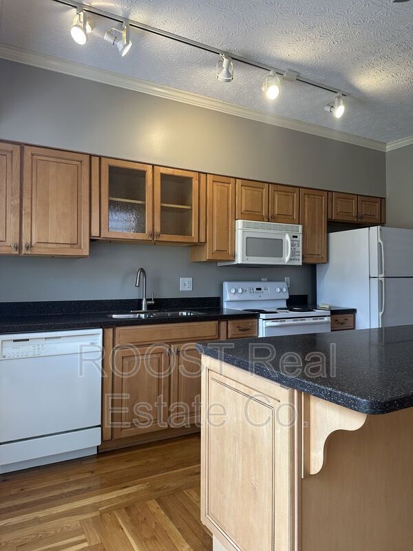 Building Photo - 820 Summit St