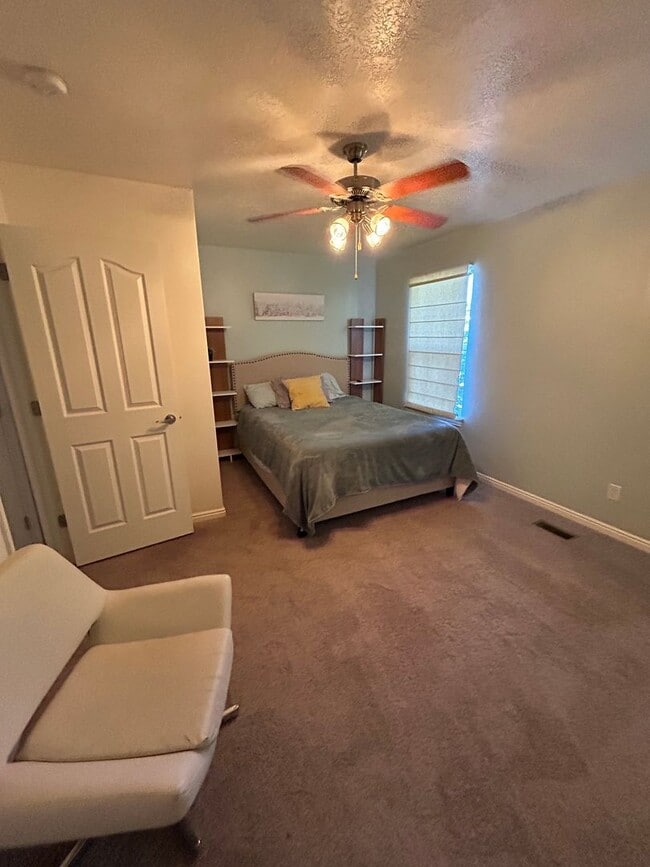 Building Photo - 3 Bedroom 2 Bathroom Townhouse in Midway U...