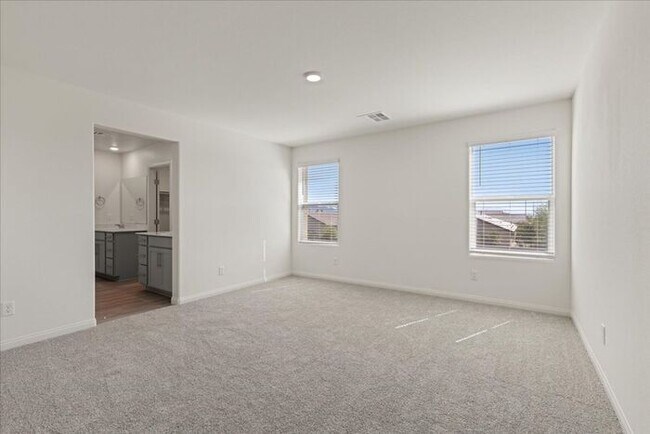 Building Photo - Modern 4-Bedroom Home with Turf Backyard in Gated Community