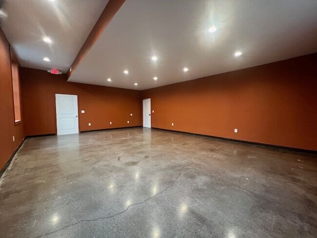 Building Photo - Commercial Space! Perfect for fitness/yoga studio, photography studio/ gallery, retail, or other ...