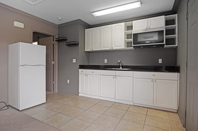 Building Photo - 2326 Fan Palm Dr