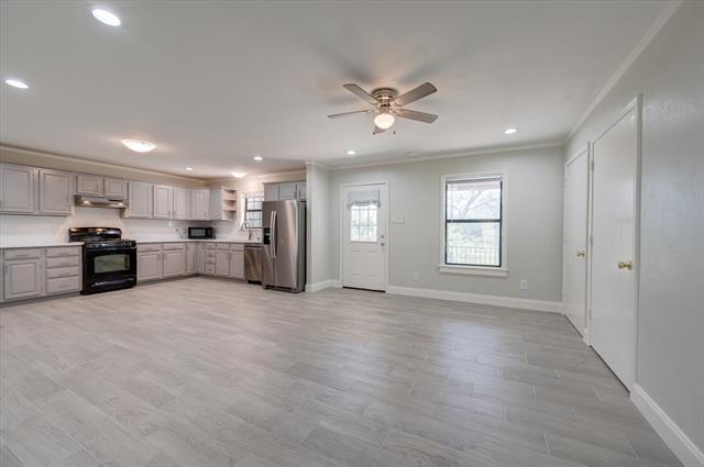 Building Photo - 304 Oak Dr