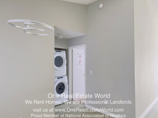 Building Photo - 2504 Woodgate Blvd